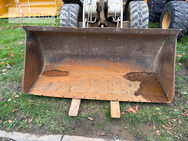 Cat 908H - Gumikerekes homlokrakodó: 5 kép. Cat 908H - Gumikerekes homlokrakodó: 5 kép.