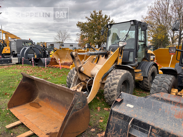 Cat 908H - Gumikerekes homlokrakodó: 2 kép. Cat 908H - Gumikerekes homlokrakodó: 2 kép.