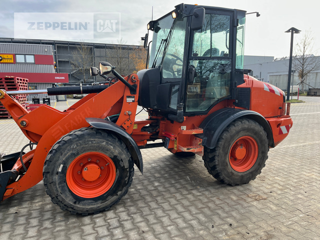 Cat 908H - Gumikerekes homlokrakodó: 3 kép. Cat 908H - Gumikerekes homlokrakodó: 3 kép.