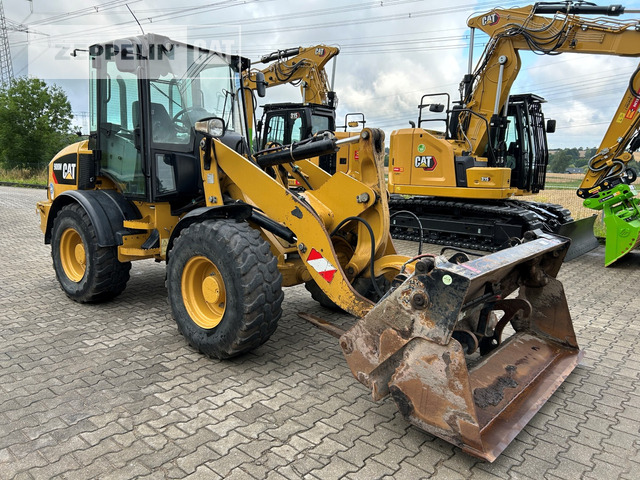 Cat 908M - Gumikerekes homlokrakodó: 4 kép. Cat 908M - Gumikerekes homlokrakodó: 4 kép.