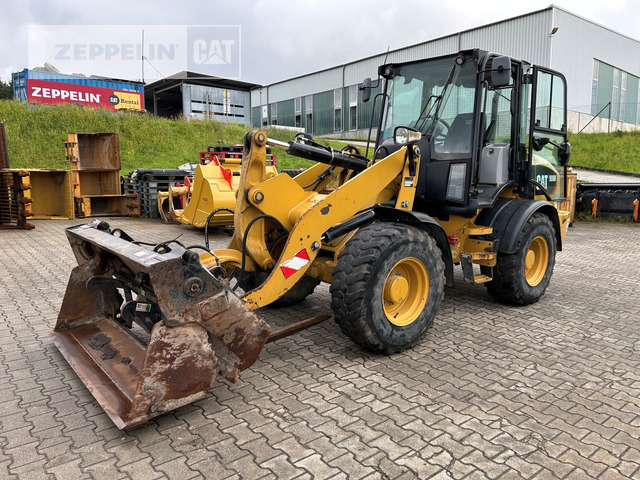 Cat 908M - Gumikerekes homlokrakodó: 1 kép. Cat 908M - Gumikerekes homlokrakodó: 1 kép.