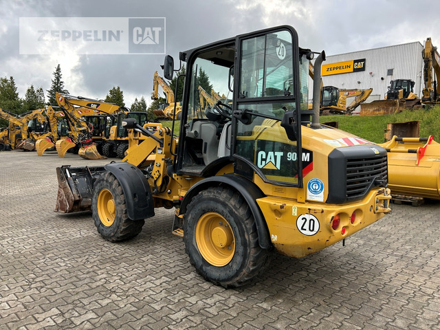 Cat 908M - Gumikerekes homlokrakodó: 2 kép. Cat 908M - Gumikerekes homlokrakodó: 2 kép.