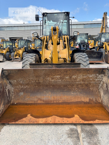 Cat 918M - Gumikerekes homlokrakodó: 2 kép. Cat 918M - Gumikerekes homlokrakodó: 2 kép.