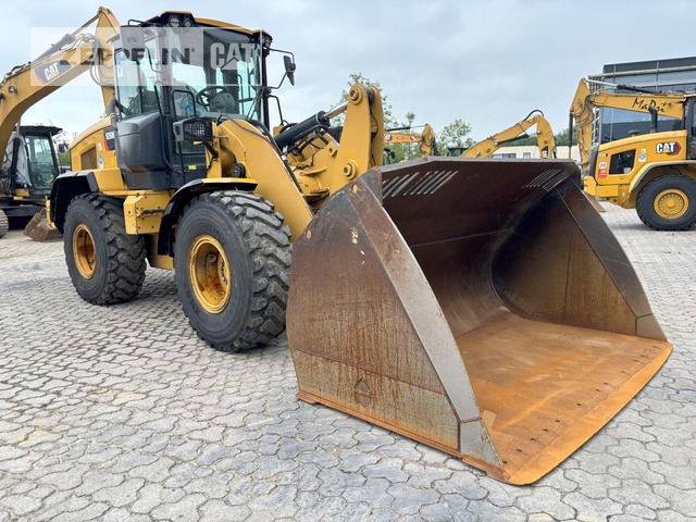 Cat 926M - Gumikerekes homlokrakodó: 2 kép. Cat 926M - Gumikerekes homlokrakodó: 2 kép.