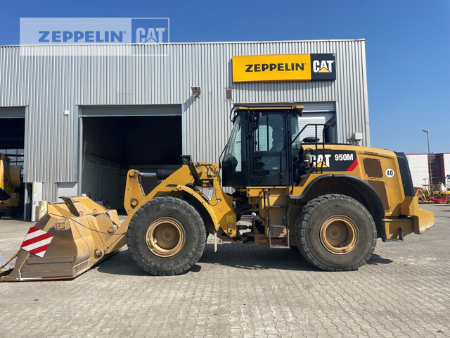 Cat 950M - Gumikerekes homlokrakodó: 2 kép. Cat 950M - Gumikerekes homlokrakodó: 2 kép.