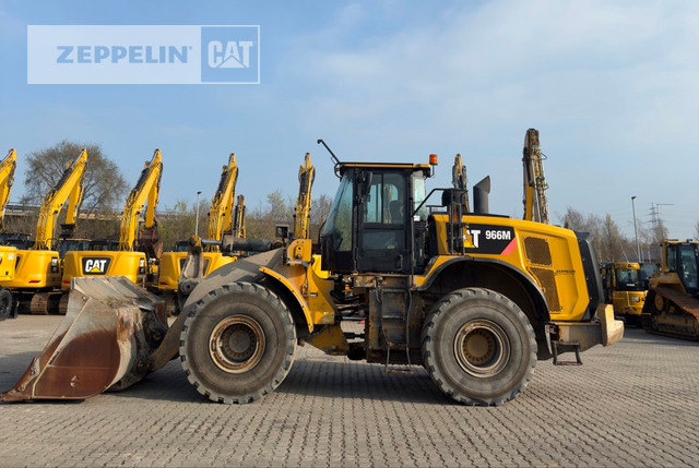 Cat 966M - Gumikerekes homlokrakodó: 1 kép. Cat 966M - Gumikerekes homlokrakodó: 1 kép.