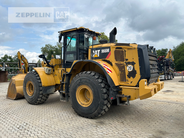 Cat 966M - Gumikerekes homlokrakodó: 2 kép. Cat 966M - Gumikerekes homlokrakodó: 2 kép.