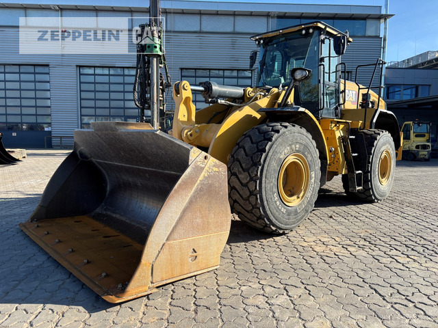 Cat 966XE - Gumikerekes homlokrakodó: 2 kép. Cat 966XE - Gumikerekes homlokrakodó: 2 kép.