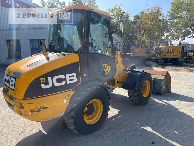 Jcb 406 - Gumikerekes homlokrakodó: 2 kép. Jcb 406 - Gumikerekes homlokrakodó: 2 kép.