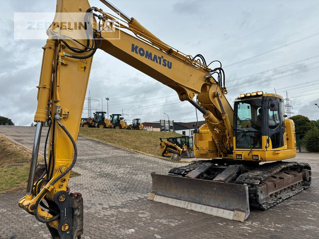 Komatsu PC228 - Lánctalpas kotró: 2 kép. Komatsu PC228 - Lánctalpas kotró: 2 kép.
