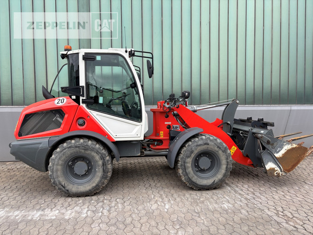 Liebherr L506 - Gumikerekes homlokrakodó: 2 kép. Liebherr L506 - Gumikerekes homlokrakodó: 2 kép.