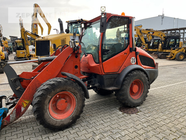 Liebherr L508 - Gumikerekes homlokrakodó: 3 kép. Liebherr L508 - Gumikerekes homlokrakodó: 3 kép.