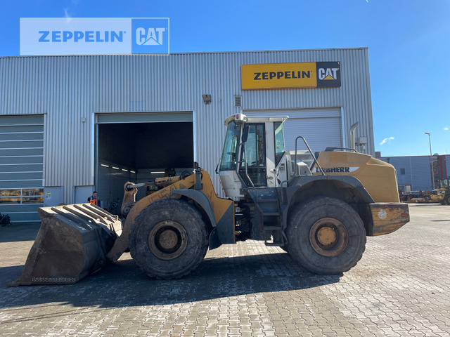 Liebherr L554 - Gumikerekes homlokrakodó: 2 kép. Liebherr L554 - Gumikerekes homlokrakodó: 2 kép.