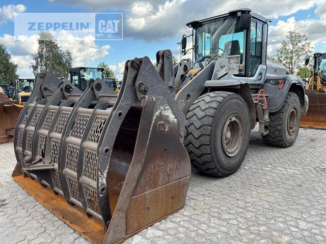 Volvo L110H - Gumikerekes homlokrakodó: 2 kép. Volvo L110H - Gumikerekes homlokrakodó: 2 kép.