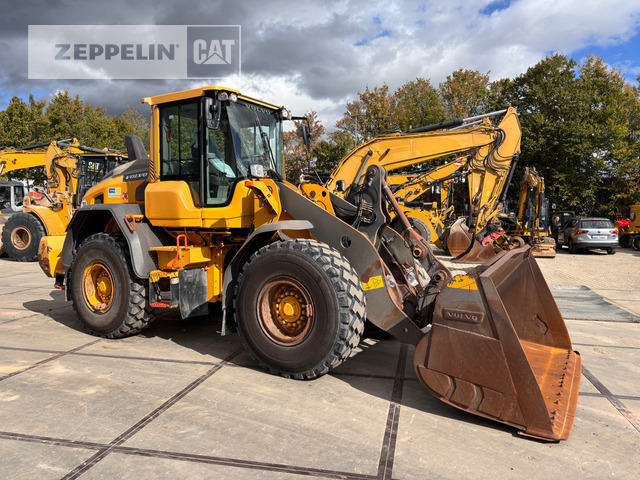 Volvo L90 - Gumikerekes homlokrakodó: 2 kép. Volvo L90 - Gumikerekes homlokrakodó: 2 kép.