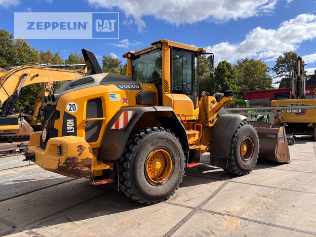 Volvo L90 - Gumikerekes homlokrakodó: 3 kép. Volvo L90 - Gumikerekes homlokrakodó: 3 kép.