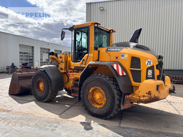 Volvo L90 - Gumikerekes homlokrakodó: 4 kép. Volvo L90 - Gumikerekes homlokrakodó: 4 kép.