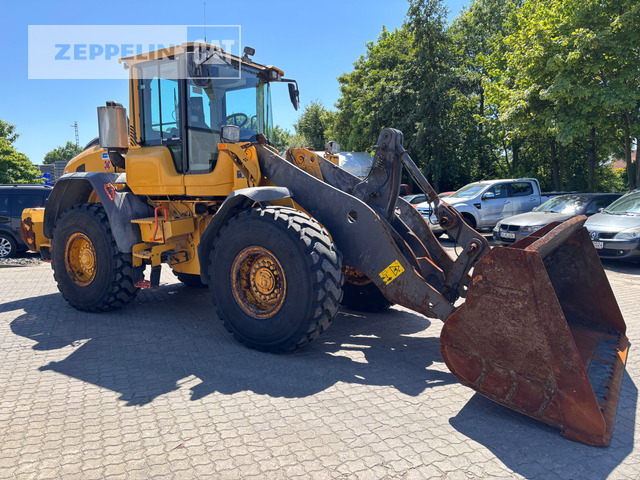 Volvo L90H - Gumikerekes homlokrakodó: 2 kép. Volvo L90H - Gumikerekes homlokrakodó: 2 kép.