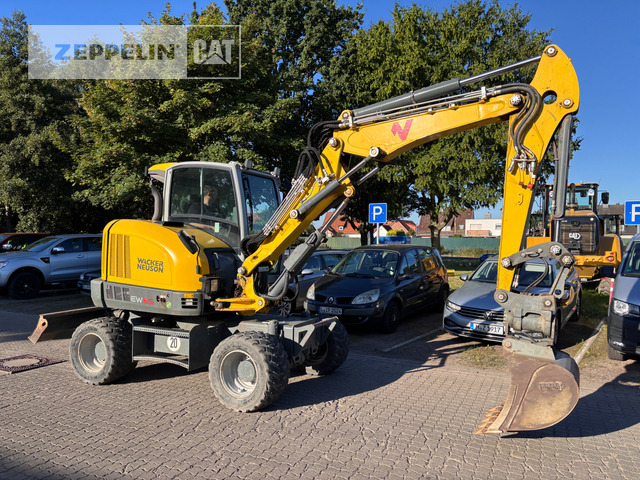 Wacker EW65 - Gumikerekes kotró: 2 kép. Wacker EW65 - Gumikerekes kotró: 2 kép.