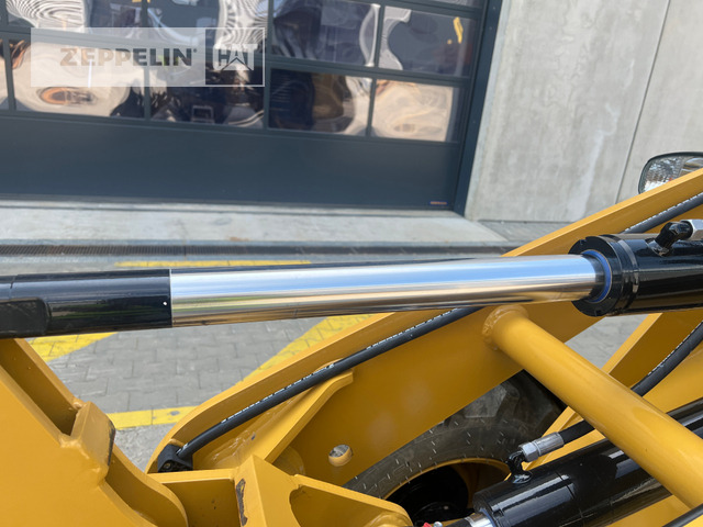 Gumikerekes homlokrakodó Zeppelin ZL35: 17 kép.