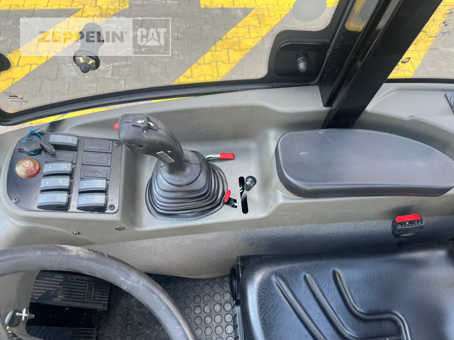 Gumikerekes homlokrakodó Zeppelin ZL35: 27 kép.