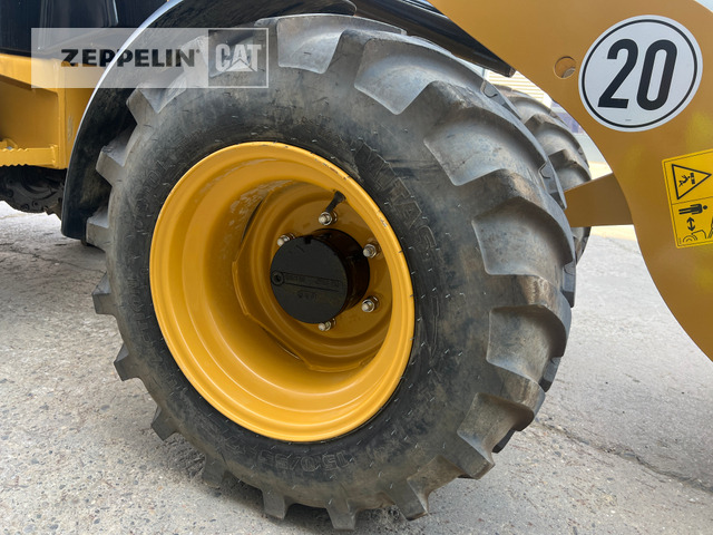 Gumikerekes homlokrakodó Zeppelin ZL35: 16 kép.