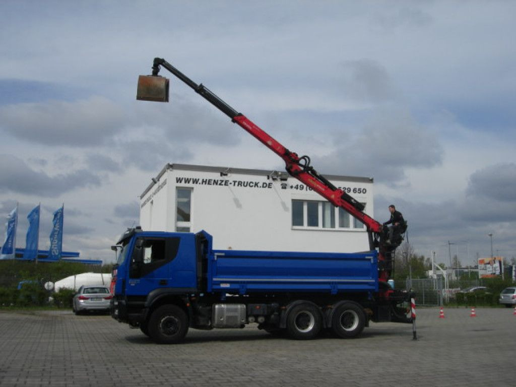 Iveco TRACKER 260T50 6x4 3-Achs Kipper Heckkran Espilo - Darus autó: 1 kép. Iveco TRACKER 260T50 6x4 3-Achs Kipper Heckkran Espilo - Darus autó: 1 kép.