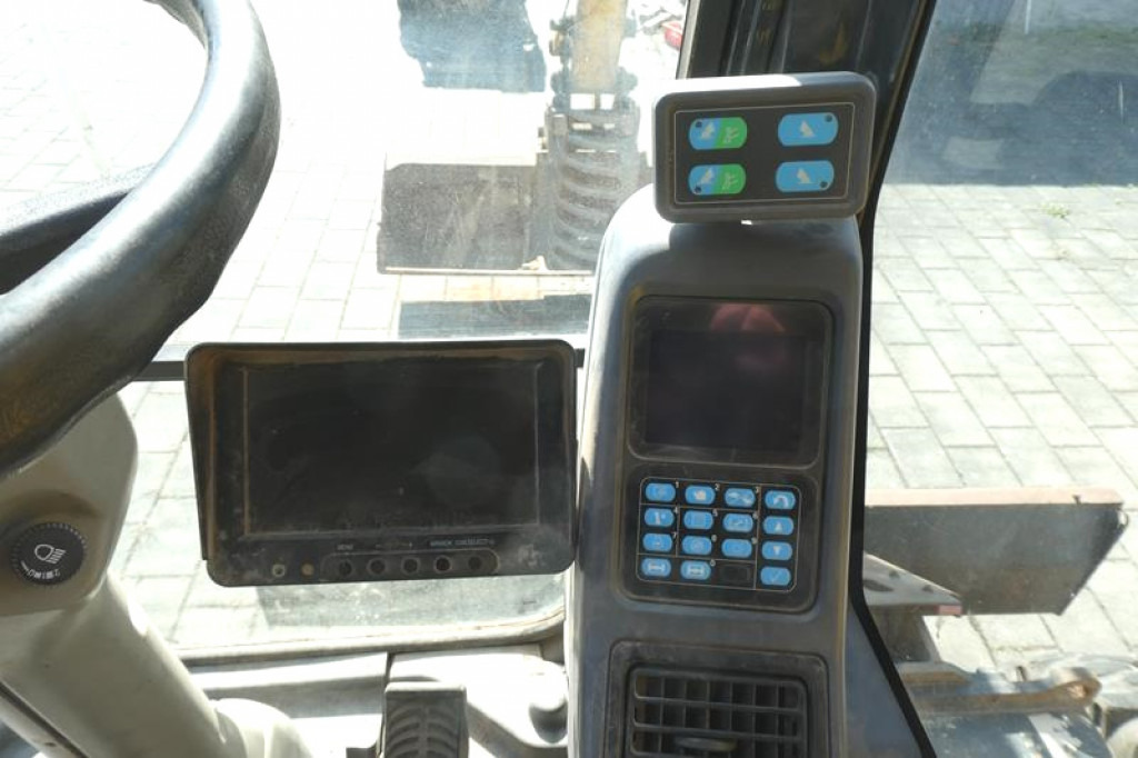 KOMATSU HANOMAG Mobilbagger PW140-7 Mobilbagger - Gumikerekes kotró: 5 kép. KOMATSU HANOMAG Mobilbagger PW140-7 Mobilbagger - Gumikerekes kotró: 5 kép.