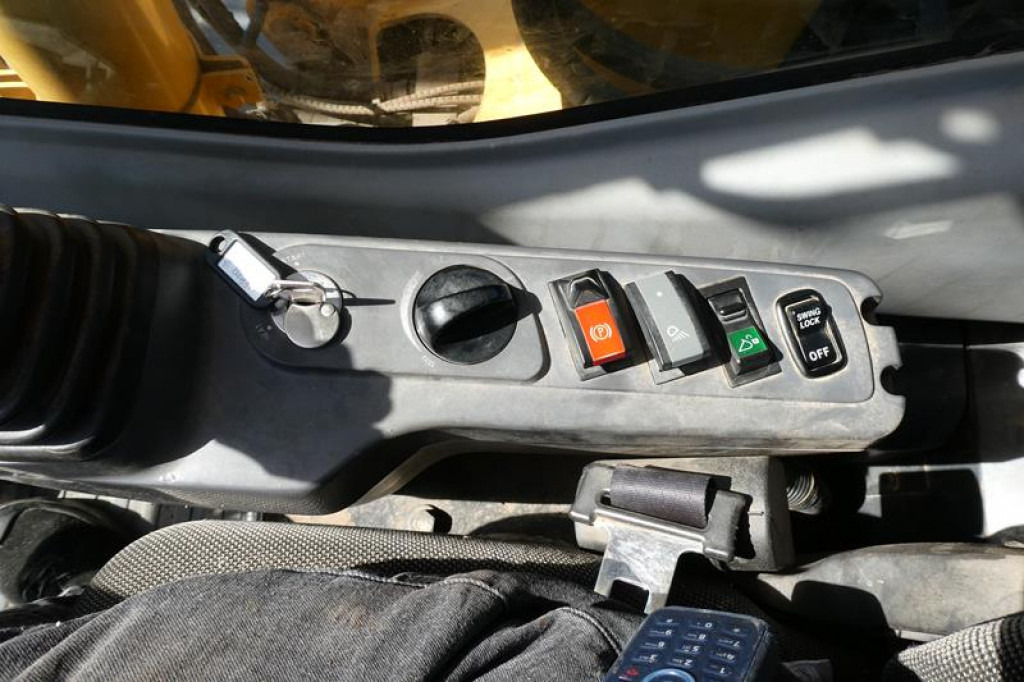 KOMATSU HANOMAG Mobilbagger PW140-7 Mobilbagger - Gumikerekes kotró: 3 kép. KOMATSU HANOMAG Mobilbagger PW140-7 Mobilbagger - Gumikerekes kotró: 3 kép.