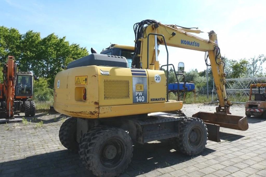 Komatsu Mobilbagger PW140-7 Mobilbagger - Gumikerekes kotró: 3 kép. Komatsu Mobilbagger PW140-7 Mobilbagger - Gumikerekes kotró: 3 kép.