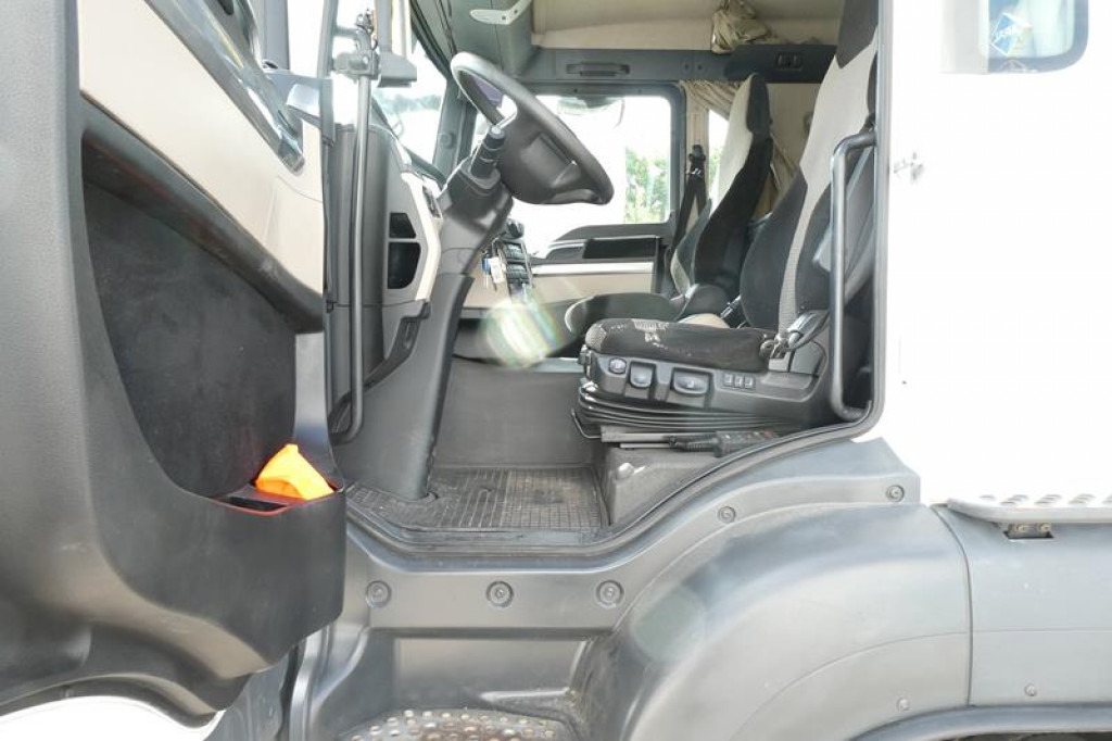 MAN TG-S 26.420 6x2 Abrollkipper - Horgos rakodó teherautó: 4 kép. MAN TG-S 26.420 6x2 Abrollkipper - Horgos rakodó teherautó: 4 kép.
