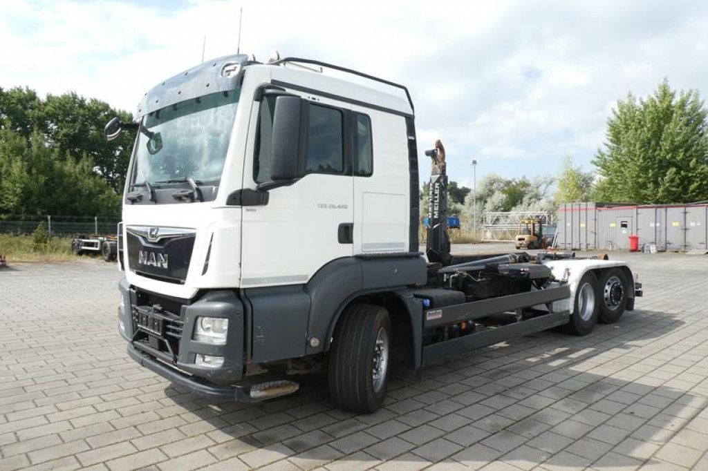 MAN TG-S 26.420/6x2 Abrollkipper - Horgos rakodó teherautó: 2 kép. MAN TG-S 26.420/6x2 Abrollkipper - Horgos rakodó teherautó: 2 kép.