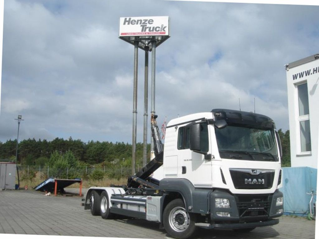 MAN TG-S 26.420/6x2 Abrollkipper - Horgos rakodó teherautó: 1 kép. MAN TG-S 26.420/6x2 Abrollkipper - Horgos rakodó teherautó: 1 kép.