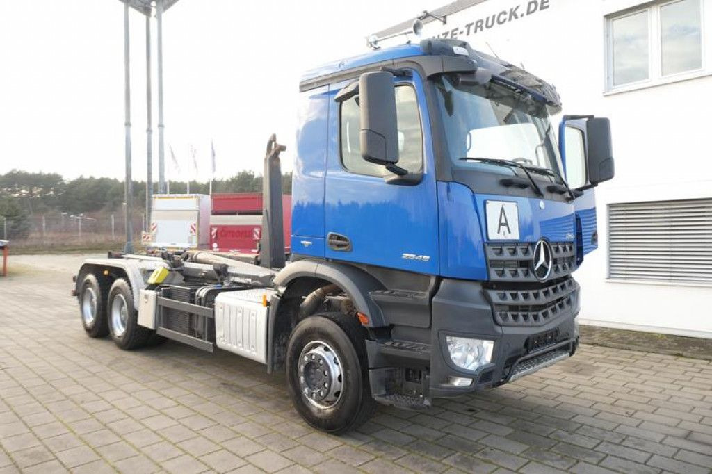 Mercedes-Benz Arocs 2645 K 6x4 Abrollkipper Meiller deutsch to - Horgos rakodó teherautó: 2 kép. Mercedes-Benz Arocs 2645 K 6x4 Abrollkipper Meiller deutsch to - Horgos rakodó teherautó: 2 kép.