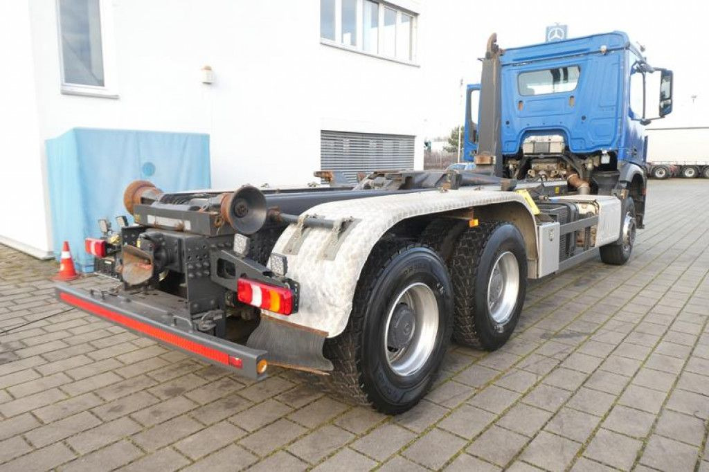 Mercedes-Benz Arocs 2645 K 6x4 Abrollkipper Meiller deutsch to - Horgos rakodó teherautó: 3 kép. Mercedes-Benz Arocs 2645 K 6x4 Abrollkipper Meiller deutsch to - Horgos rakodó teherautó: 3 kép.