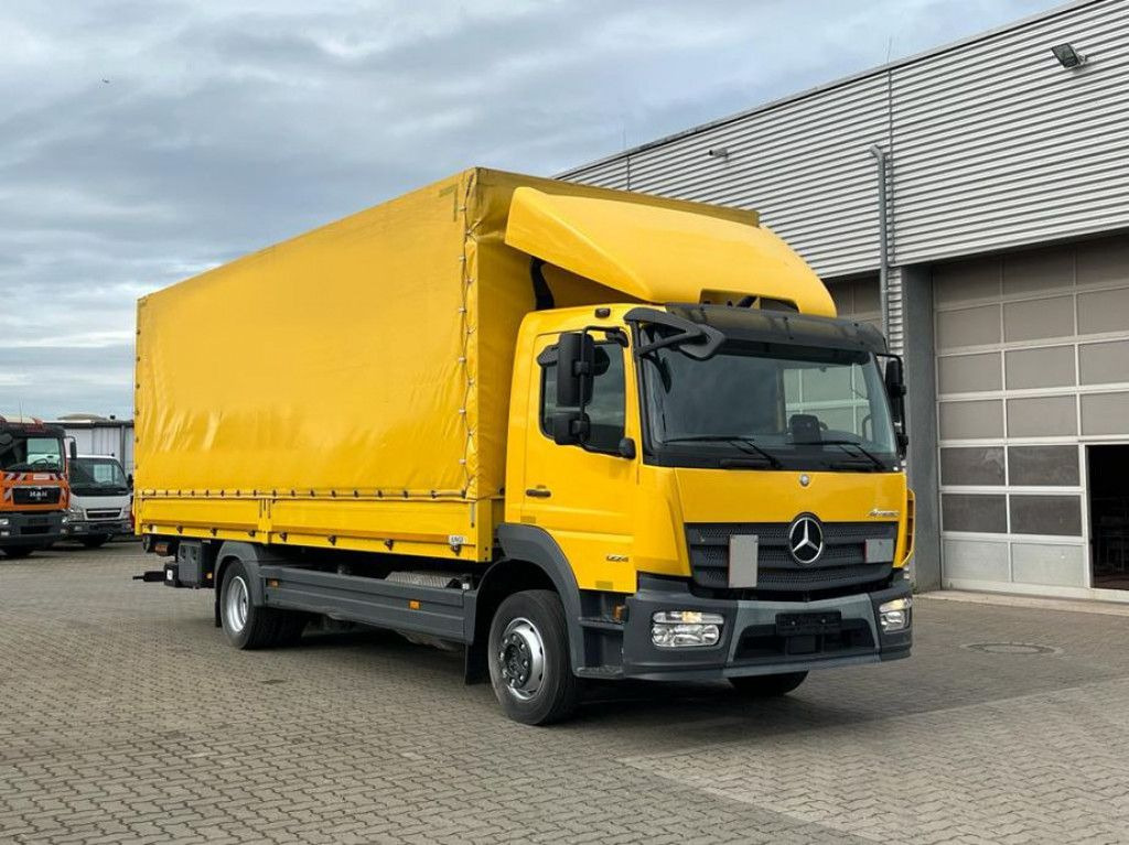 Mercedes-Benz Atego 1224 L Pritsche LBW LBW 1.5to - Ponyvás teherautó: 2 kép. Mercedes-Benz Atego 1224 L Pritsche LBW LBW 1.5to - Ponyvás teherautó: 2 kép.