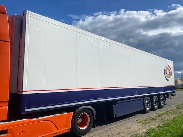 Krone koelvries met TK en onderschuifklep , aslift, - Félpótkocsi hűtős: 3 kép. Krone koelvries met TK en onderschuifklep , aslift, - Félpótkocsi hűtős: 3 kép.