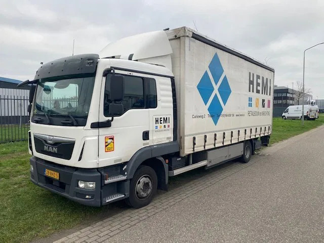 MAN TGL 12,250 met schuifzeilopbouw en laadklep , euro 6. - Ponyvás teherautó: 1 kép. MAN TGL 12,250 met schuifzeilopbouw en laadklep , euro 6. - Ponyvás teherautó: 1 kép.