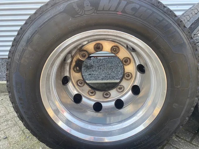 Michelin 355/50x22,5 - 2 stuks en 295/60x22,5 - 4 stuks - Gumiabroncs - Teherautó: 3 kép. Michelin 355/50x22,5 - 2 stuks en 295/60x22,5 - 4 stuks - Gumiabroncs - Teherautó: 3 kép.