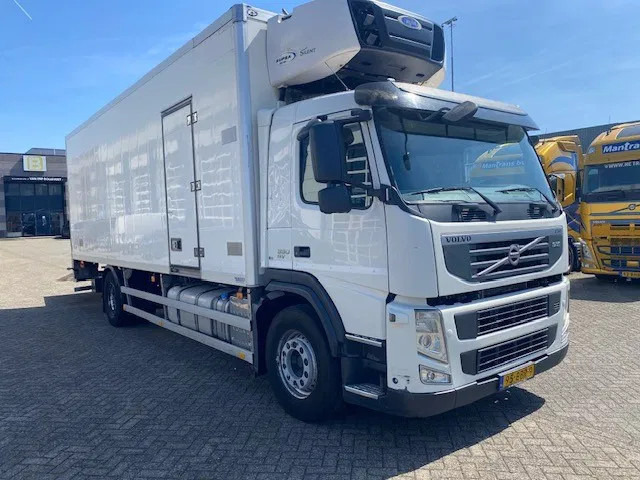 Volvo FM 330 2 temp koelvriesbak , 760 lang, 2 comp, carrier koeler, D"hollandia klep - Hűtős teherautó: 2 kép. Volvo FM 330 2 temp koelvriesbak , 760 lang, 2 comp, carrier koeler, D"hollandia klep - Hűtős teherautó: 2 kép.