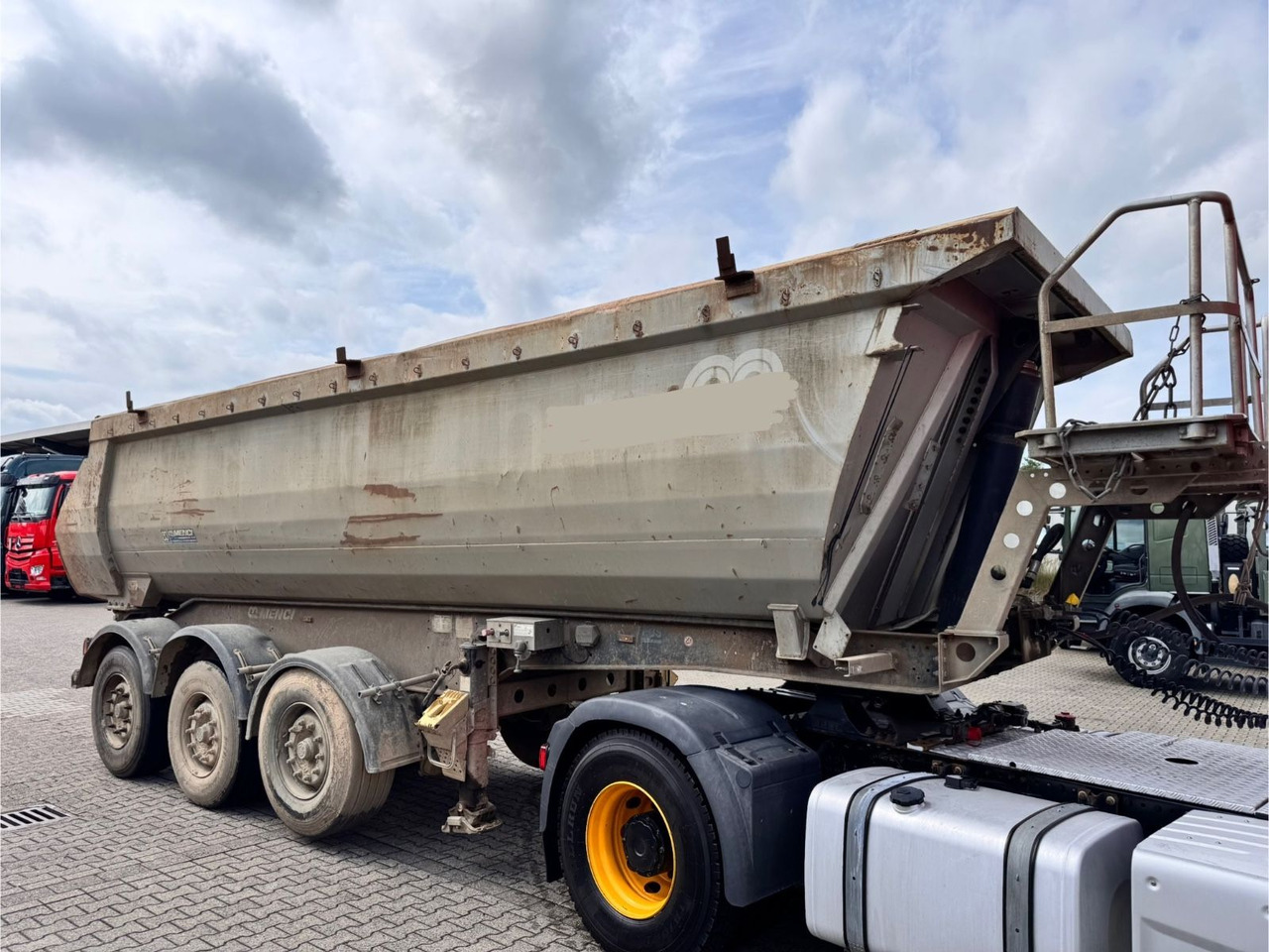Menci SA700R Kipper Mulde 27m³ Lift Stahl Stück - Félpótkocsi billenőplatós: 2 kép. Menci SA700R Kipper Mulde 27m³ Lift Stahl Stück - Félpótkocsi billenőplatós: 2 kép.