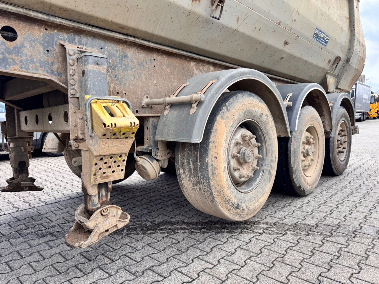 Menci SA700R Kipper Mulde 27m³ Lift Stahl Stück - Félpótkocsi billenőplatós: 4 kép. Menci SA700R Kipper Mulde 27m³ Lift Stahl Stück - Félpótkocsi billenőplatós: 4 kép.
