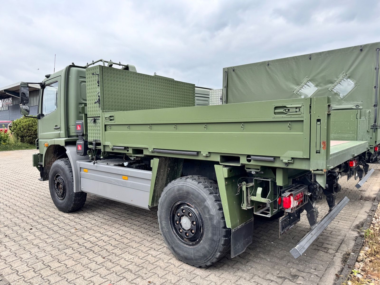 Mercedes-Benz 1018 Atego 4x4 Allrad Miltär Camper - Platós kisteherautó: 3 kép. Mercedes-Benz 1018 Atego 4x4 Allrad Miltär Camper - Platós kisteherautó: 3 kép.