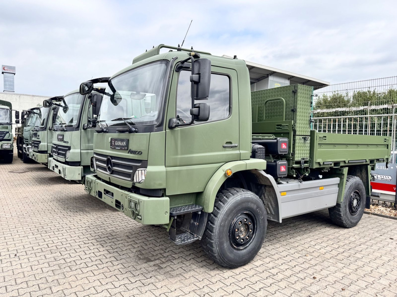 Mercedes-Benz 1018 Atego 4x4 Allrad Miltär Camper - Platós kisteherautó: 1 kép. Mercedes-Benz 1018 Atego 4x4 Allrad Miltär Camper - Platós kisteherautó: 1 kép.