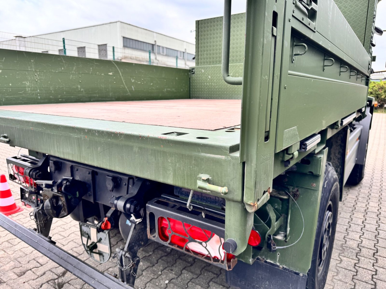 Mercedes-Benz 1018 Atego 4x4 Allrad Miltär Camper - Platós kisteherautó: 5 kép. Mercedes-Benz 1018 Atego 4x4 Allrad Miltär Camper - Platós kisteherautó: 5 kép.