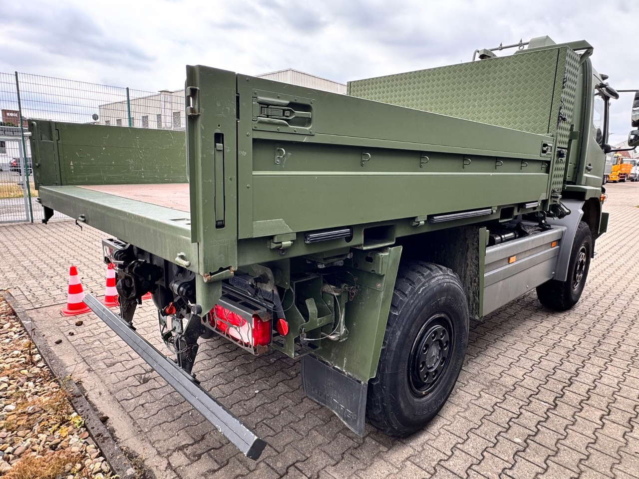 Mercedes-Benz 1018 Atego 4x4 Allrad Miltär Camper - Platós kisteherautó: 4 kép. Mercedes-Benz 1018 Atego 4x4 Allrad Miltär Camper - Platós kisteherautó: 4 kép.