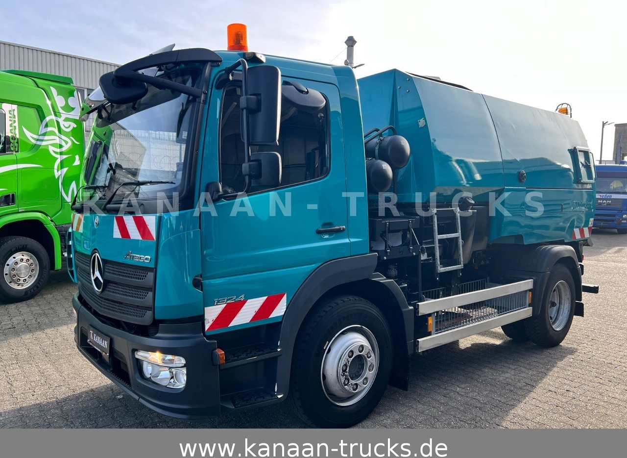 Mercedes-Benz 1324 Atego Johnston VT652 120TKM Euro6b - Utcaseprő gép: 2 kép. Mercedes-Benz 1324 Atego Johnston VT652 120TKM Euro6b - Utcaseprő gép: 2 kép.