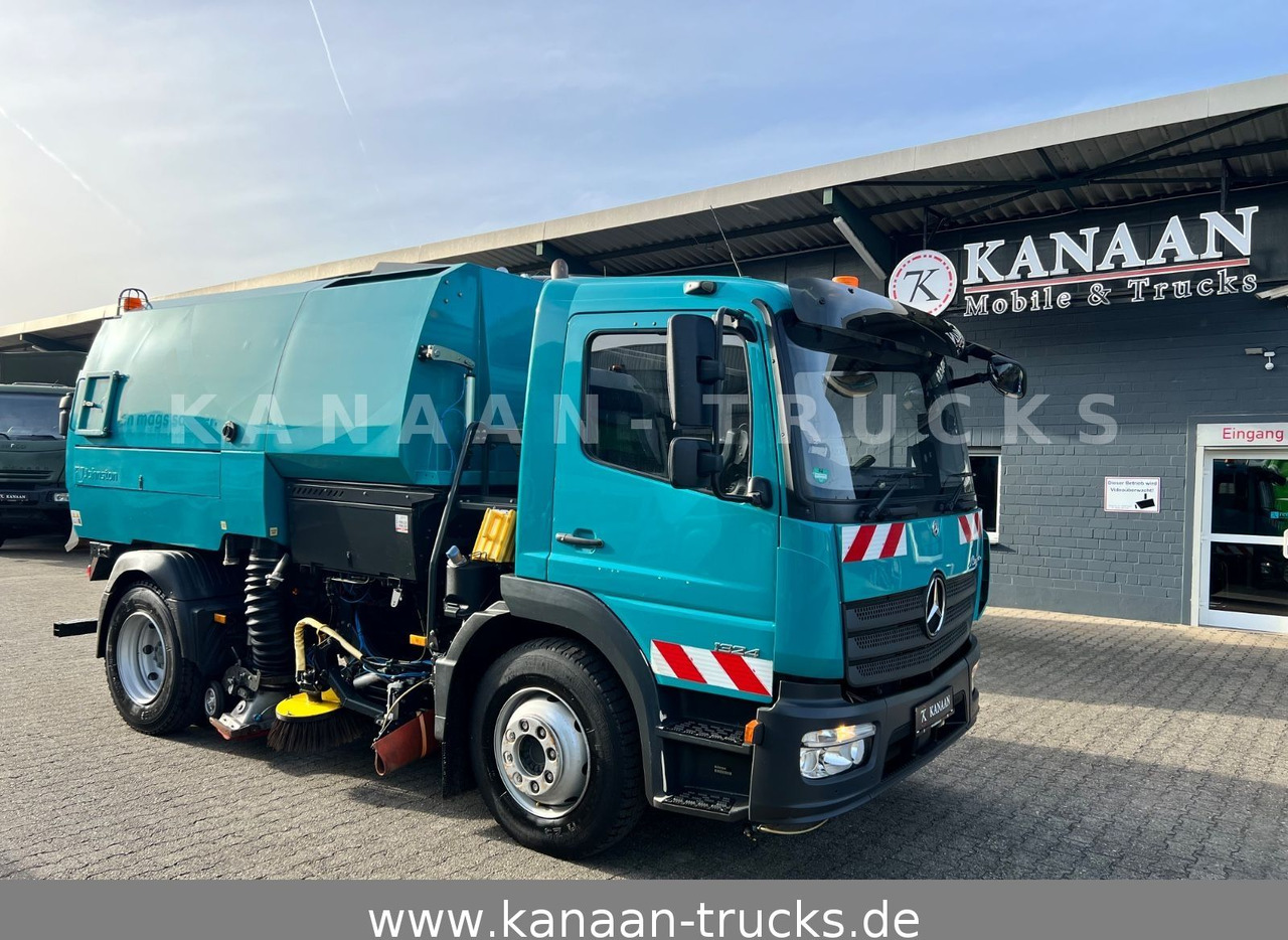 Mercedes-Benz 1324 Atego Johnston VT652 120TKM Euro6b - Utcaseprő gép: 1 kép. Mercedes-Benz 1324 Atego Johnston VT652 120TKM Euro6b - Utcaseprő gép: 1 kép.