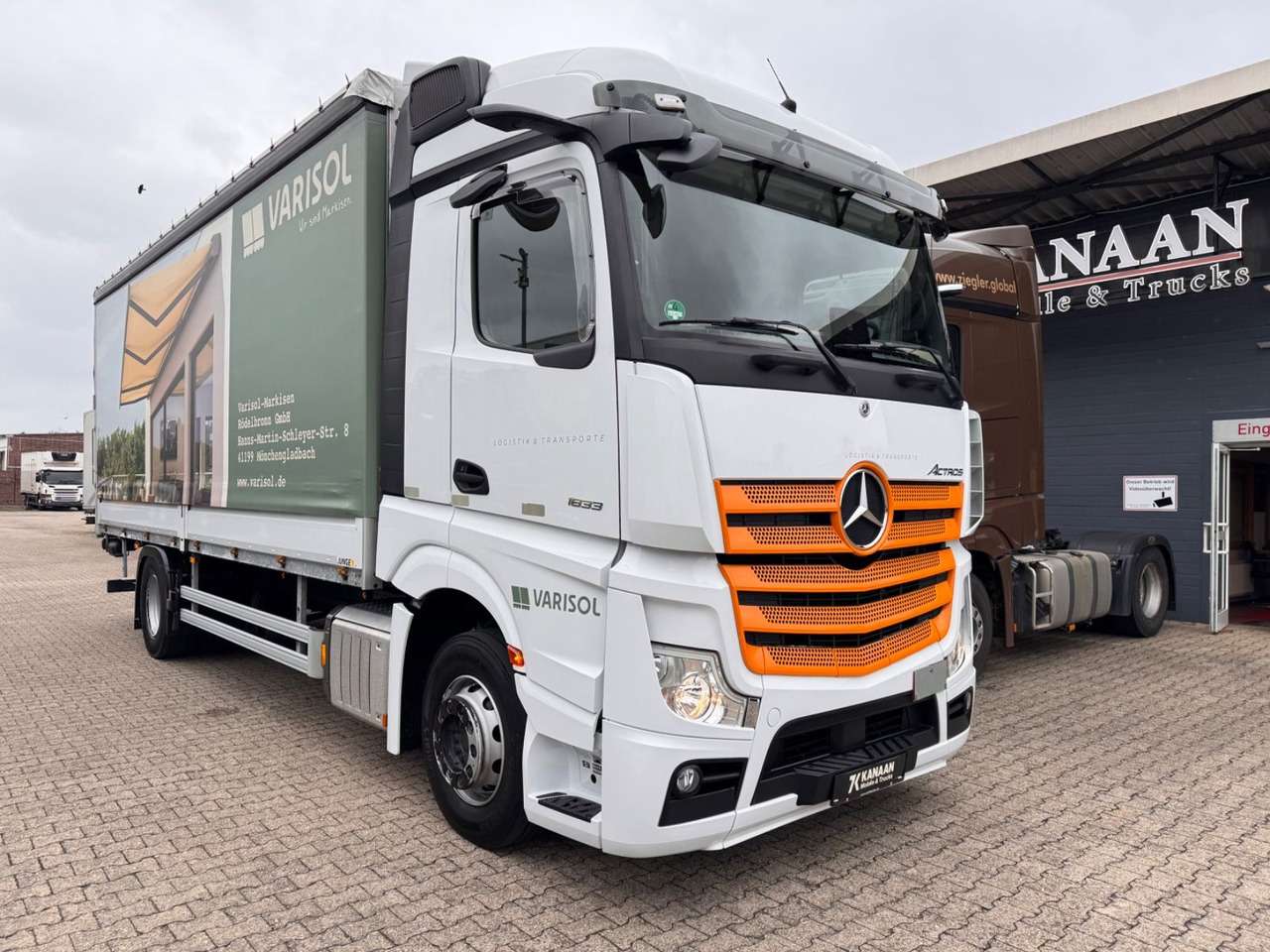 Mercedes-Benz 1833 Actros 5 StreamSPace LBW - Ponyvás teherautó: 2 kép. Mercedes-Benz 1833 Actros 5 StreamSPace LBW - Ponyvás teherautó: 2 kép.