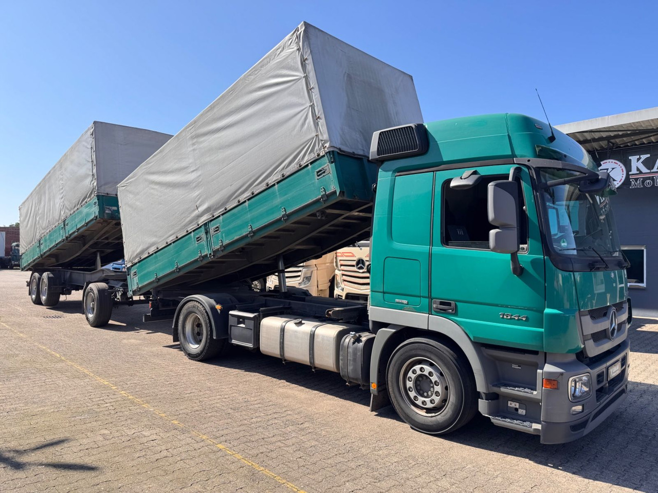Mercedes-Benz 1844 Actros MP3 3-SeitenKipper Getreide Pritsche - Billenőplatós teherautó: 1 kép. Mercedes-Benz 1844 Actros MP3 3-SeitenKipper Getreide Pritsche - Billenőplatós teherautó: 1 kép.